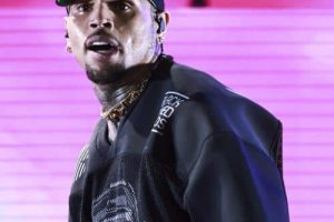 La gouvernante de Chris Brown demande au tribunal d&rsquo;émettre un mandat d&rsquo;arrêt
