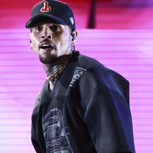 La gouvernante de Chris Brown demande au tribunal d'émettre un mandat d'arrêt