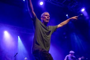 La star de Happy Mondays, Bez, dit que la réunion d&rsquo;Oasis nous a « également donné un coup de pouce »
