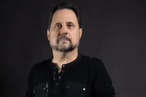 L&rsquo;ancien batteur de SLAYER, DAVE LOMBARDO, revient sur « Reign In Blood » : « Ça me donne encore des frissons quand j&rsquo;écoute cet album »