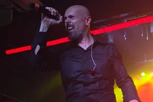 L&rsquo;ancien chanteur de KAMELOT, ROY KHAN, admet qu&rsquo;il ne chante plus « Beaucoup de chansons » en live dans la même tonalité que « Back In The Day »