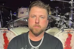 Le batteur de THREE DAYS GRACE, NEIL SANDERSON, subira une intervention chirurgicale d&rsquo;urgence pour une rupture du tendon du biceps