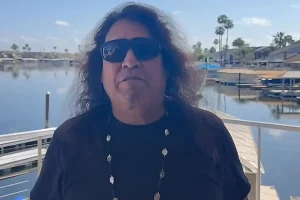 Le chanteur de TESTAMENT CHUCK BILLY annonce des apparitions dans son prochain mémoire « Holding My Breath »