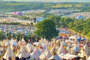 Les premiers billets de bus pour Glastonbury 2027 se vendent en moins de 30 minutes