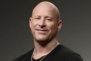MIKE KROEGER de NICKELBACK : Nous voulons continuer « tant que les gens continuent de venir aux concerts de rock »
