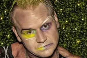 MIKEY COX de COAL CHAMBER manquera des spectacles après avoir brisé son fémur