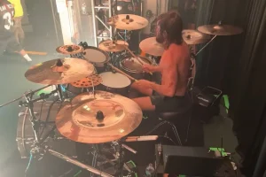 PETE WEBBER de FEAR FACTORY partage une vidéo Drum-Cam de la performance de « Roboticist » de Pittsburgh lors de la tournée de l&rsquo;automne 2026
