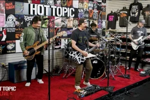 PIERCE THE VEIL ouvre la série de performances musicales « Hot Topic Live »