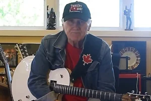 RIK EMMETT révèle qu&rsquo;il a perdu « tous » ses cheveux après la tournée de retour de TRIUMPH en 2026 : « Vous me verrez peut-être porter beaucoup de chapeaux » lors des prochains spectacles