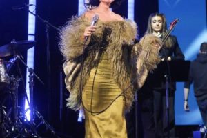 Raye reçoit le « meilleur cadeau d&rsquo;anniversaire » alors qu&rsquo;elle décroche le prix Mercury « vraiment sérieux »