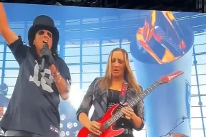 Regarder : ALICE COOPER joue un set de trois chansons à la mi-temps de Las Vegas Raiders Vs. Match des Chiefs de Kansas City