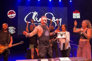 Regarder : CHAD GREY de MUDVAYNE célèbre son 55e anniversaire sur scène à Clearwater