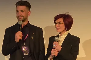 Regarder: JACK et SHARON OSBOURNE organisent la première mondiale sur tapis violet de « Ozzy & Black Sabbath: Back To The Beginning » à Los Angeles