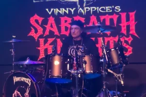Regarder : SABBATH KNIGHTS de VINNY APPICE interprète les classiques BLACK SABBATH et DIO à Roseville, en Californie