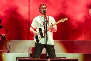 Sam Fender reporte la prévente de sa tournée en raison d&rsquo;une « attaque de robot sophistiquée »