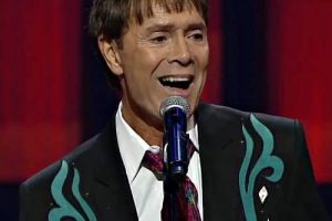 Sir Cliff Richard célèbre son 86e anniversaire avec ses fans et présente son nouvel album Only Number Ones