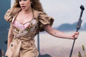 Slayyyter met fin aux dates restantes de sa tournée au Royaume-Uni et en Europe en raison d&rsquo;une laryngite et de déchirures des cordes vocales