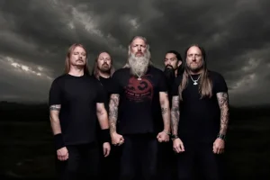 TED LUNDSTRÖM réfléchit à l&rsquo;ascension « lente mais régulière » d&rsquo;AMON AMARTH : « Je ne veux pas être un groupe qui grandit du jour au lendemain »
