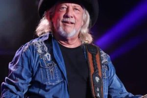 Tim McGraw et Gwen Stefani rendent hommage à la légende country John Anderson
