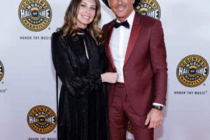 Tim McGraw retient ses larmes alors qu&rsquo;il est intronisé au Country Music Hall of Fame : « Je vais pleurer »
