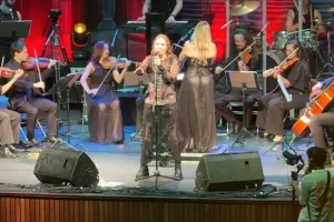 Voir ANETTE OLZON interpréter les chansons de NIGHTWISH avec orchestre à São Paulo, Brésil