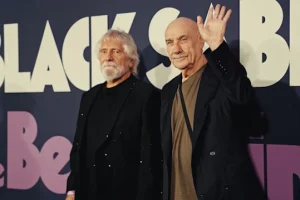 Voir le récapitulatif vidéo officiel de la première mondiale sur tapis violet de « Ozzy & Black Sabbath: Back To The Beginning » à Los Angeles
