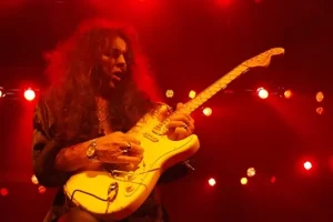 YNGWIE MALMSTEEN se souvient qu&rsquo;on lui a proposé un concert de guitariste dans le groupe solo de DAVID LEE ROTH : « J&rsquo;aurais probablement dû le faire »